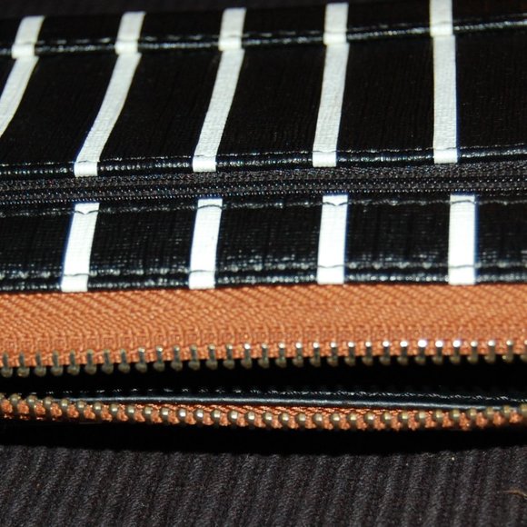 Guess Black & White Striped Wristlet  W/ Multiple Pockets  8 1/2" x 4 1/2" - Picture 10 of 14